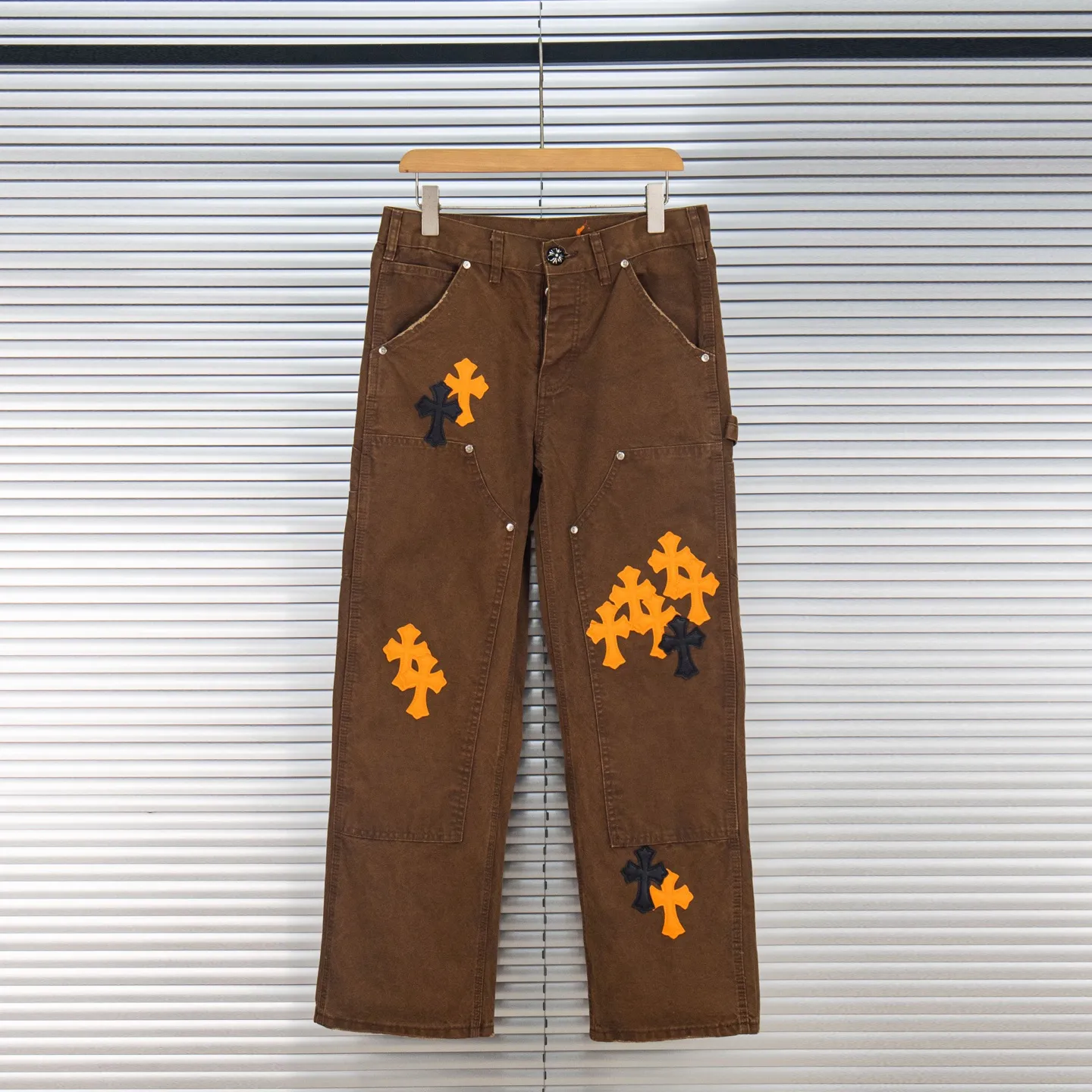 P290 Chrome Hearts Chrome Hearts Brown Logging Orange Multi-leather Jeans Multi-leather standard workwear jeans and jeans need to be washed and then disassembled and hand-stitched with sheepskin cross leather and then spliced to complete. The whole process is too complicated to describe. About Chrome Hearts This is an extremely luxurious fashion brand that can also be called the nobility of the high street. It has always been an exclusive brand for some hipsters or the second generation of rich people. Compared with ordinary high streets, it is more luxurious and noble. Compared with luxury brands, it is more fashionable and individual. It has always been a brand that I have a special liking for. Style number: 1787# Color: Brown Size: 28 30 32 34 36